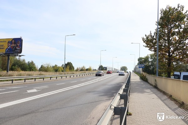 zdjęcie przedstawia Most Herbski od strony ul. Pawiej. Po jezdni jeżdżą samochody