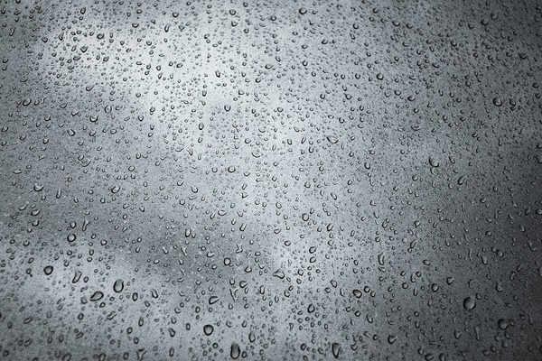 zdjęcie przedstawia krople deszczu na szybie