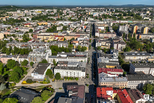 zdjęcie przedstawia Kielce z drona, widoczna ul. Sienkiewicza w kierunku zachodnim
