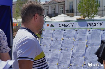 zdjęcie przedstawia mężczyznę przeglądającego oferty pracy na tablicy podczas Targów Pracy 21 czerwca 2024