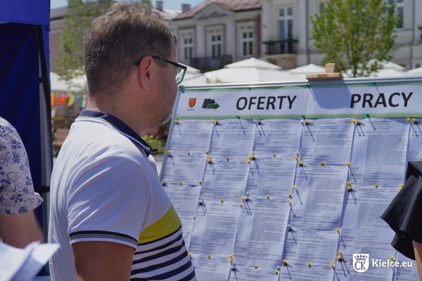 zdjęcie przedstawia mężczyznę przeglądającego oferty pracy na tablicy podczas Targów Pracy 21 czerwca 2024