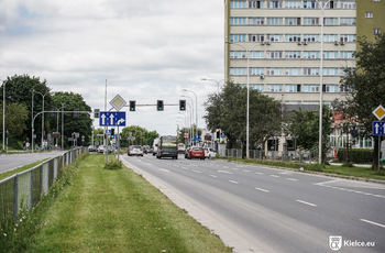ulica Sandomierska, kilak pojazdów stoi na czerwonym światle, po prawej stronie wieżowiec