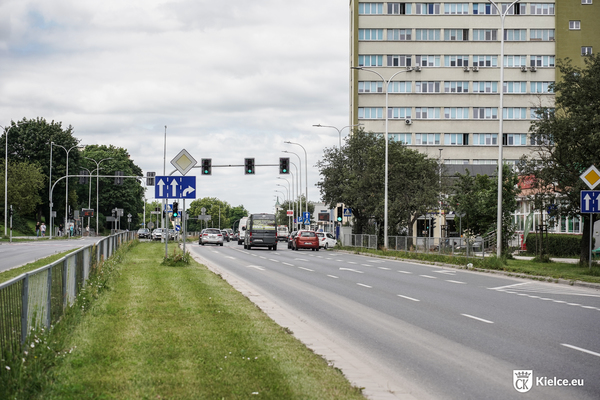 ulica Sandomierska, kilak pojazdów rusza na zielonym światle, po prawej stronie wieżowiec