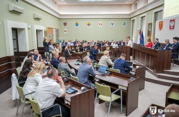 zdjęcie przedstawia sesję Rady Miasta na sali sesyjnej, przy mównicy stoi prezydentka Agata Wojda