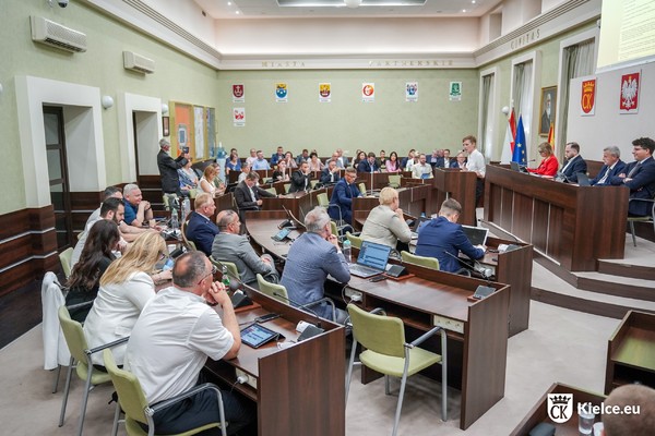 zdjęcie przedstawia sesję Rady Miasta na sali sesyjnej, przy mównicy stoi prezydentka Agata Wojda