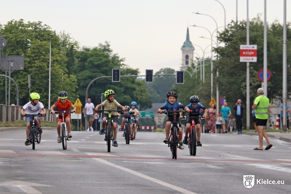 zdjęcie przedstawia dzieci jadące na rowerach podczas Mini Wyścigu Solidarności na ulicy Sandomierskiej