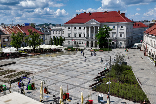 zdjęcie przedstawia Urząd Miasta i Rynku w ujęciu z drona
