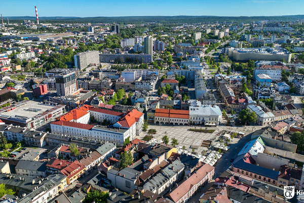 zdjęcie przedstawia Rynek i Urząd Miasta oraz Kielce z drona. zdjęcie wykonane w kierunku północnym