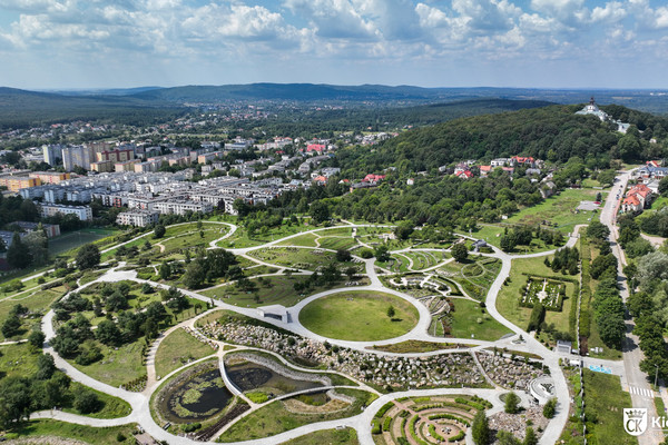 ogród botaniczny z drona; w tle klasztor Karczówka