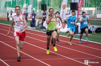 zdjęcie przedstawia uczestników zawodów podczas biegu