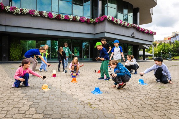 Dzieci bawiące się na placu przed Kieleckim Centrum Kultury