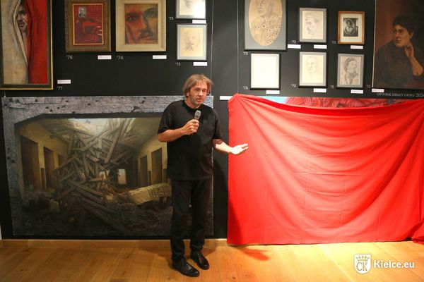 Krzysztof Grzondziel na tle swoich prac