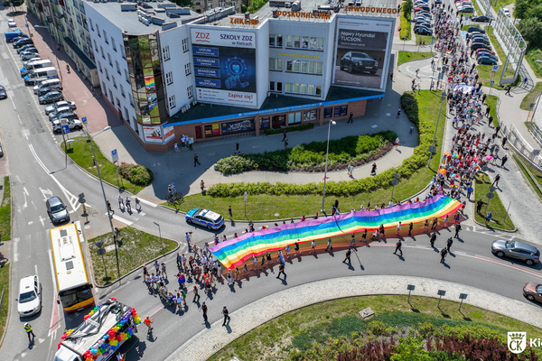 Marsz równości przechodzi przez rondo G. Herlinga-Grudzińskeigo. Zdjęcie z dorna.