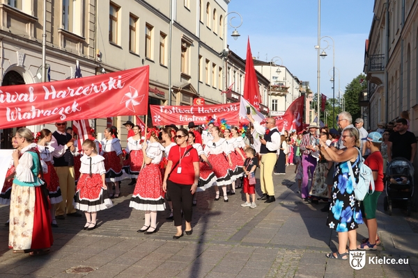 Uczestnicy festiwalu podczas przemarszu ulicą Sienkiewicza.