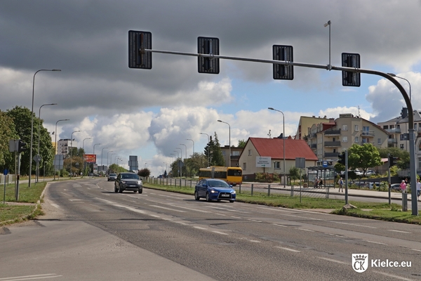 ulica warszawska przed remontem. na zdjęciu widoczna jezdnia, samochody i sygnalizacja świetlna