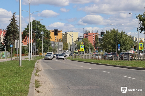 Aleja Solidarności, odcinek przy skrzyżowaniu z ulicą Niską, przed przejściem dla pieszych stoi kilka samochodów osobowych