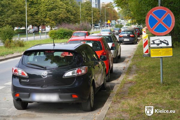 samochody zaparkowane wzdłuż północnej jezdni ul. Bohaterów Warszawy