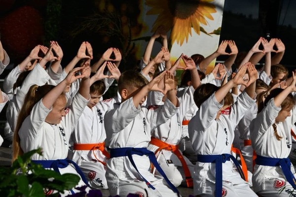 grupa dzieci ubranych w stroje do karate