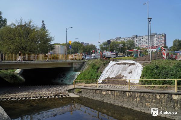 Przejazd dla rowerów pod mostem na ulicy Ogrodowej, trwa naprawa skarpy