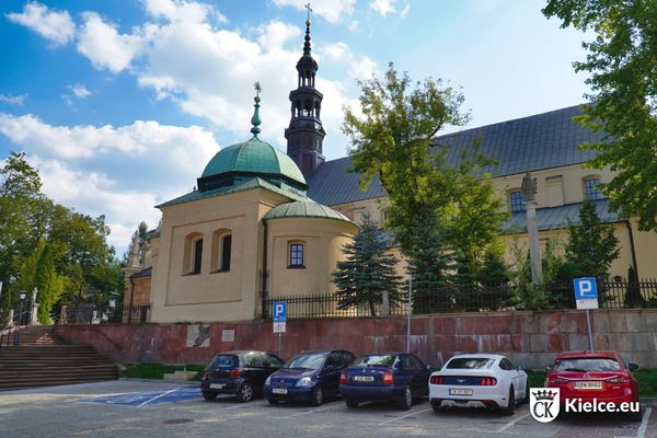 Plac Najświętszej Maryi Panny, na miejscach postojowych stoi pięć zaparkowanych samochodów