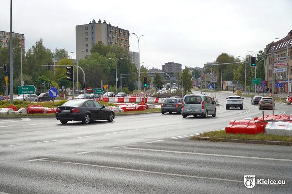 Skrzyżowanie al. Solidarności Sandomierskiej i Źródłowej