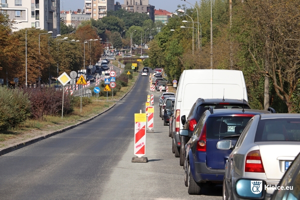 Ulica Bohaterów Warszawy, po prawej stronie zaparkowane pojazdy