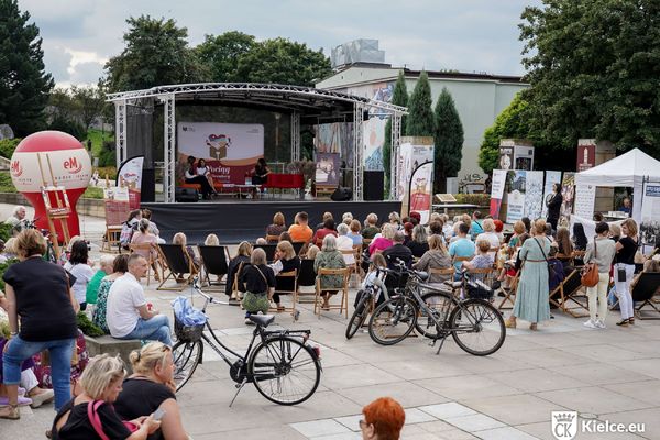 Scena na Placu Artystów, przed sceną siedzi publiczność. M.in. na Placu Artystów odbędą się wydarzenia w ramach Festiwalu