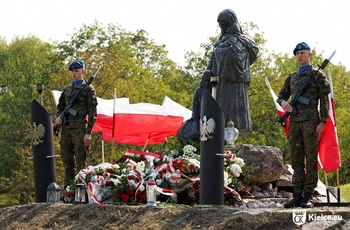 żołnierze pod pomnikiem Matki Polki Sybiraczki