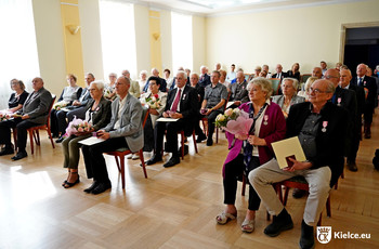 Kilkadziesiąt osób siedzi w sali Urzędu Stanu Cywilnego