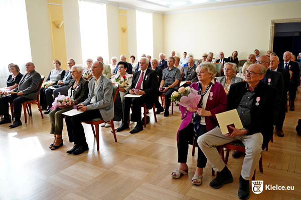 Kilkadziesiąt osób siedzi w sali Urzędu Stanu Cywilnego