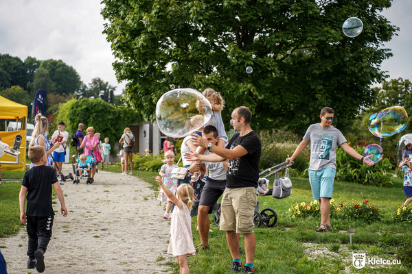 Dzieci i dorośli w Ogrodzie Botanicznym bawią się bańkami mydlanymi