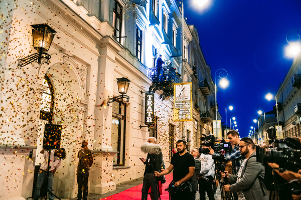 Oświetlony budynek teatru nocą