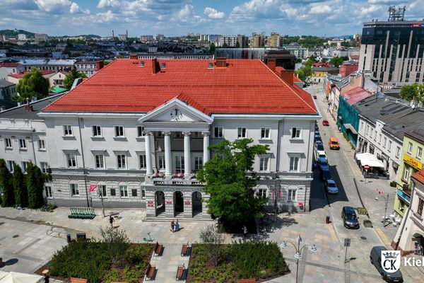 Budynek Urzędu Miasta Kielce przy Rynku z lotu ptaka, przed budynkiem drzewa i krzewy