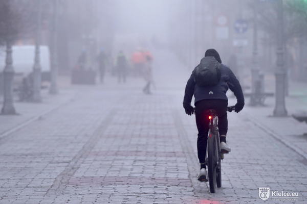 rowerzysta jadący zamgloną ul. Sienkiewicza