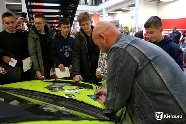 Grzegorz Duda podpisuje młodzieży autografy