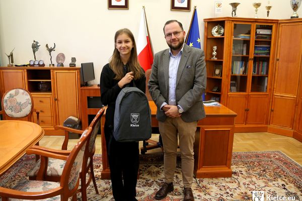 Daria Zarzycka i Karol Wilczyński przewodniczący Rady Miasta Kielce stoją obok siebie.