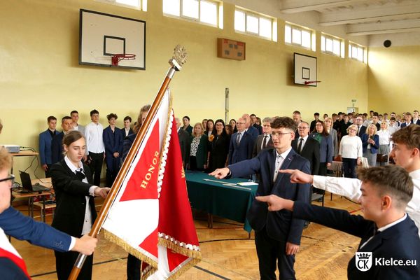 Uczniowie składają ślubowanie przed sztandarem