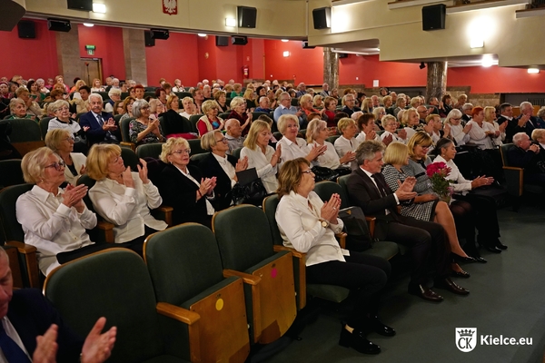 seniorzy podczas inauguracji roku akademickiego Uniwersytetu Trzeciego Wieku "Ponad Czasem"