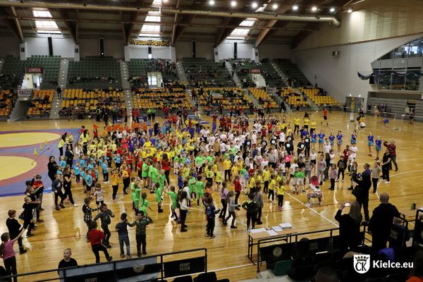 Duża grupa dzieci w Hali Legionów