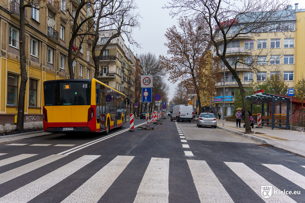 Ulica Paderewskiego, po prawej stronie przystanek autobusowy, po lewej stronie jedzie autobus