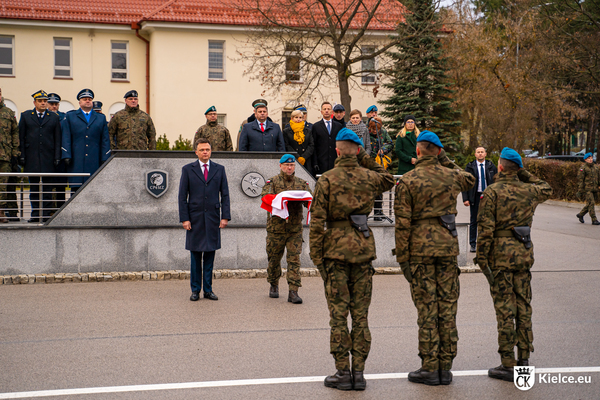 Marszałek Szymon Hołownia stoi na placu Centrum Przygotowań do Misji Zagranicznych w Kielcach