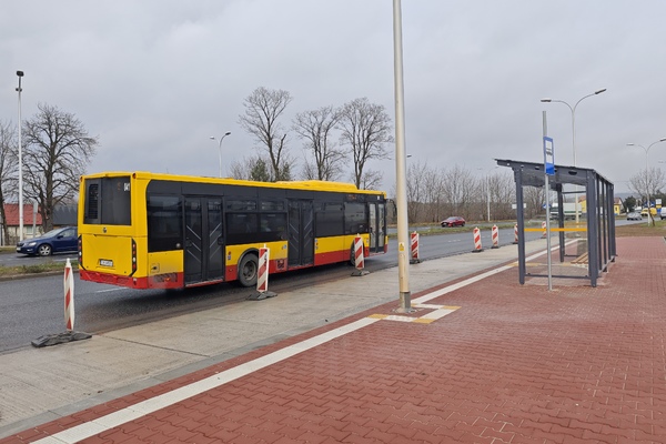 Nowy przystanek przy ulicy Krakowskiej, przed przystankiem stoi autobus