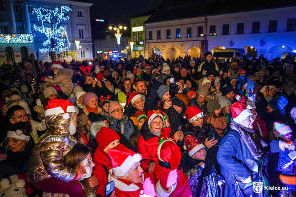 Kilkadziesiąt osób na Rynku