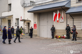 składanie kwiatów pod tablicą przy Areszcie Śledczym