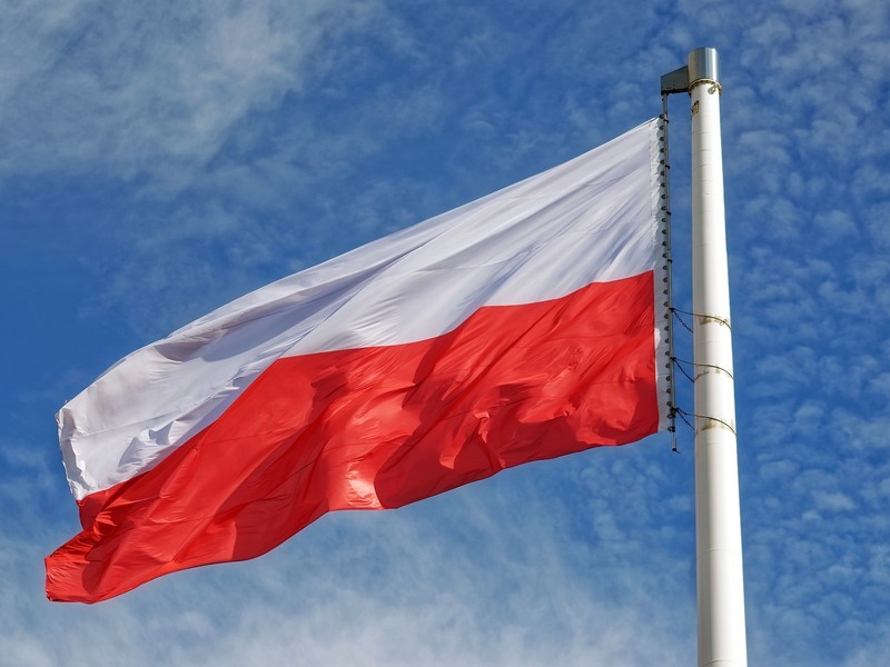 zdjęcie; flaga RP, biało-czerwona na tle nieba
