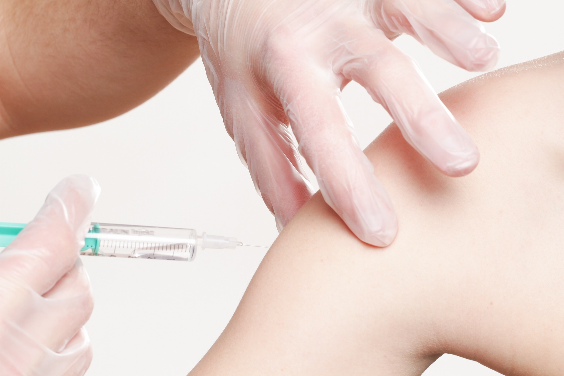 Na zdjęciu podawanie szczepionki w ramię