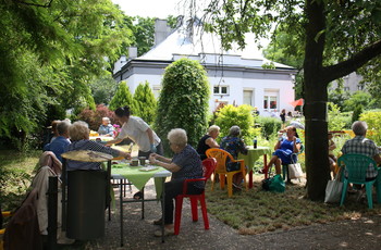 Spotkanie w ogrodzie Klubu Seniora Kostki