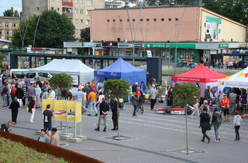 Wiele atrakcji na placu przed Dworcem Autobusowym