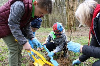 Dzieciaki pomogły w sadzeniu drzew