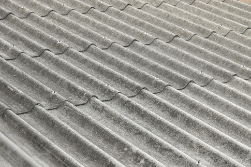 dach pokryty azbestem